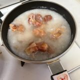 フライパンの中に鶏肉