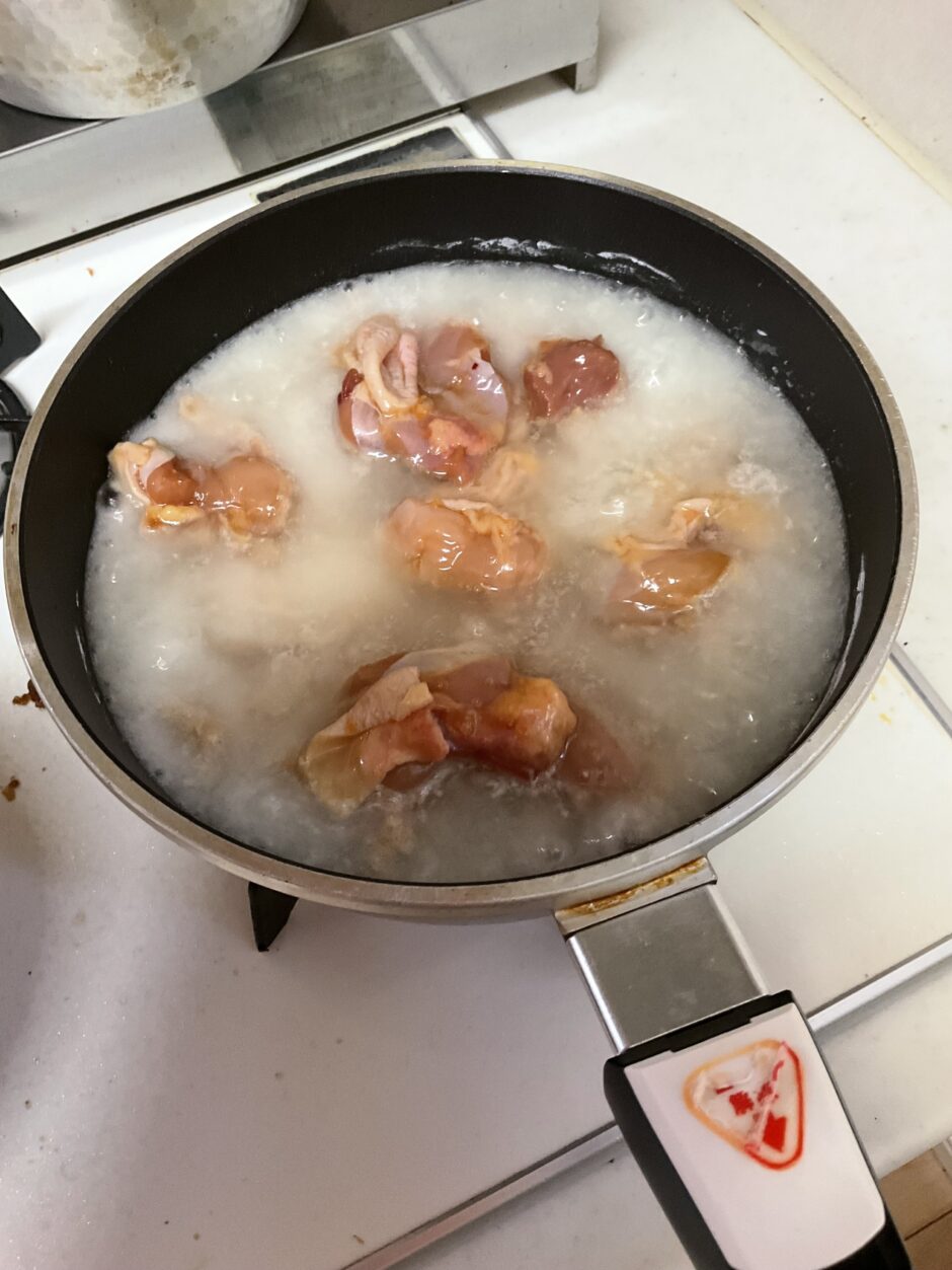 フライパンの中に鶏肉